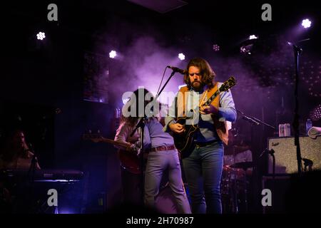 Sänger Ewan Currie von der kanadischen Rockband The Sheepdogs treten im Lee's Palace in Toronto auf. Stockfoto