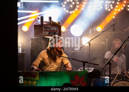 Shamus Currie und Schlagzeuger Sam Corbett von der kanadischen Rockband The Sheepdogs treten im Lee's Palace in Toronto auf. Stockfoto