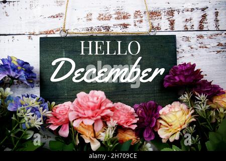 Hallo Dezember Typografie Text dekorieren mit Blume auf Holz Hintergrund Stockfoto