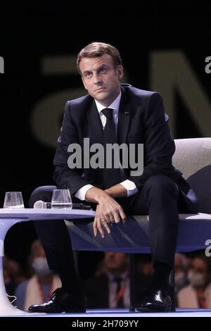 Präsident Emmanuel Macron nimmt am 18. November 2021 an der Abschlussveranstaltung der von der französischen Bürgermeistervereinigung (AMF) organisierten Tagung des Kongresses der Bürgermeister 103rd in Paris, Frankreich, Teil. Foto von Stephane Lemouton/Pool/ABACAPRESS.COM Stockfoto