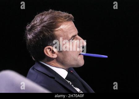 Präsident Emmanuel Macron nimmt am 18. November 2021 an der Abschlussveranstaltung der von der französischen Bürgermeistervereinigung (AMF) organisierten Tagung des Kongresses der Bürgermeister 103rd in Paris, Frankreich, Teil. Foto von Stephane Lemouton/Pool/ABACAPRESS.COM Stockfoto