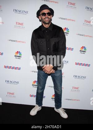 18. November 2021, Los Angeles, Kalifornien, USA: JR nimmt an der Los Angeles-Premiere von „Paper and Glue: A JR Project“ Teil (Foto: © Billy Bennight/ZUMA Press Wire) Stockfoto