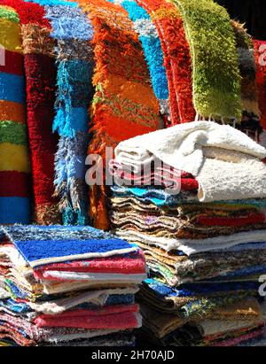 Lokal hergestellte Teppiche zum Verkauf in einem traditionellen weißen Dorf, Pampaneira, Las Alpujarras, Provinz Granada, Andalusien, Spanien. Stockfoto