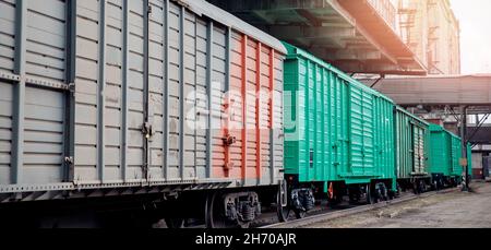Güterbahnwagen stehen an einer Sackgasse, Sonneneinstrahlung. Stockfoto