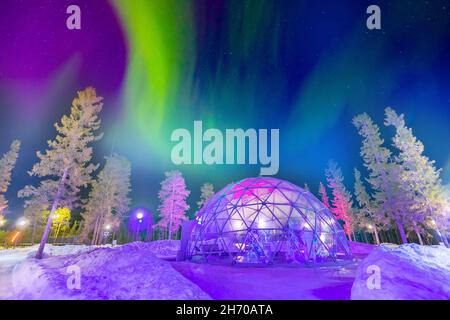 Panorama-Zelt zum Betrachten der Nordlichter. Reisen Sie nach Arctic nach aurora borealis. Stockfoto