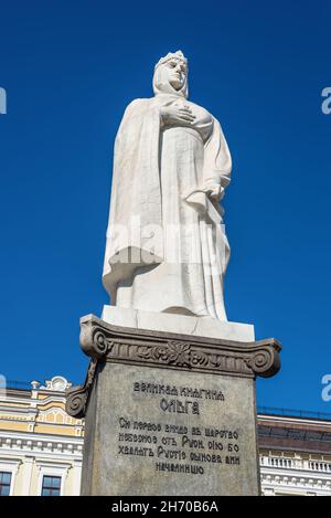 Kiew, Ukraine - 15. Oktober 2021: Das Denkmal der Prinzessin Olga ist eine skulpturale Komposition, die aus einem zentralen Denkmal Olga, den Sockeln Cyril und mir besteht Stockfoto