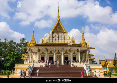 Phnom Penh, Kambodscha, 17 Nov 2015: Vorderansicht der Thronhalle und Touristen, die den Palast besuchen. Stockfoto