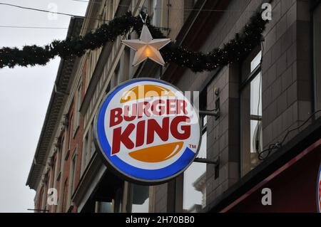 Kopenhagen/Dänemark./18. November 2021/ FS-Restaurantkette Burger King-Logo auf stroeget in dänischer Hauptstadt. (Foto..Francis Joseph Dean/Dean Bilder) Stockfoto