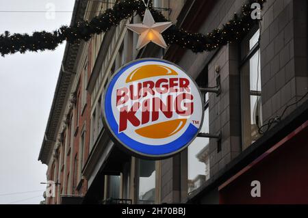 Kopenhagen/Dänemark./18. November 2021/ FS-Restaurantkette Burger King-Logo auf stroeget in dänischer Hauptstadt. (Foto..Francis Joseph Dean/Dean Bilder) Stockfoto