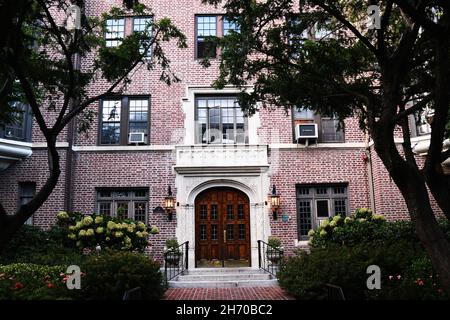 Ein GUTER ORT: Die wohlhabende Gemeinde Forest Hills Gardens besticht durch eine alte europäische Architektur, die für das Auge ästhetisch ist, und eine sehr begehrte Immobilie. Stockfoto