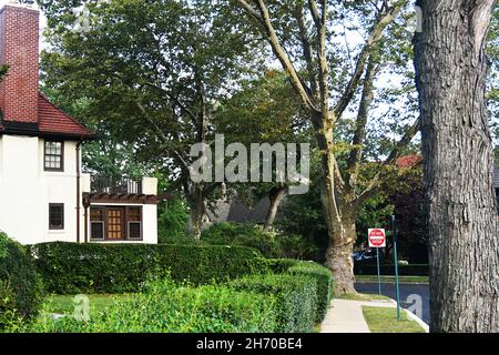 Ein GUTER ORT: Die wohlhabende Gemeinde Forest Hills Gardens besticht durch eine alte europäische Architektur, die für das Auge ästhetisch ist, und eine sehr begehrte Immobilie. Stockfoto