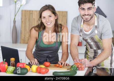 Portrait des glücklichen Paares, das Gemüse zubereitet Stockfoto