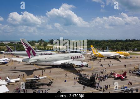 Singapur 16 Feb 2016: Kampfflugzeuge, Passagierflugzeuge und mehr auf der statischen Flugzeugausstellung auf der Singapore Airshow 2016 mit einer wunderschönen Landschaft Stockfoto