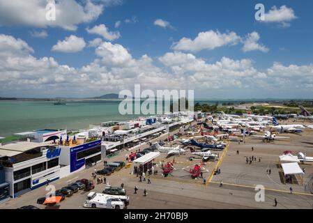 Singapur 16 Feb 2016: Kampfflugzeuge, Passagierflugzeuge und mehr auf der statischen Flugzeugausstellung auf der Singapore Airshow 2016 mit einer wunderschönen Landschaft Stockfoto