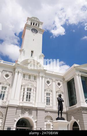 Singapur, 23. Februar 2016: Historische Victoria Concert Hall mit der Statue von Sir Stamford Raffles. Stockfoto