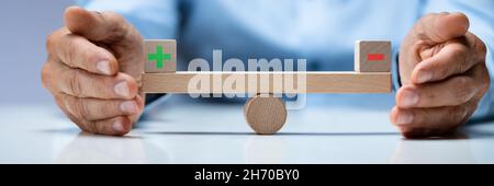 Business Choice Und Equilibrium Comparison Concept. Plus-Minus-Symbole Stockfoto