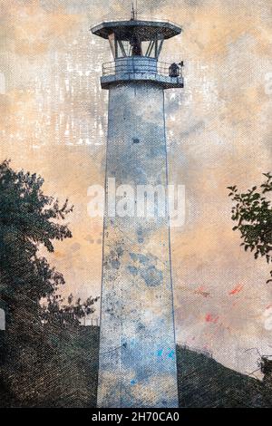 Leuchtturm an der Küste. Hohe Navigationsstruktur zwischen den grünen Bäumen. Sommeruntergang. Digitale Aquarellmalerei. Stockfoto