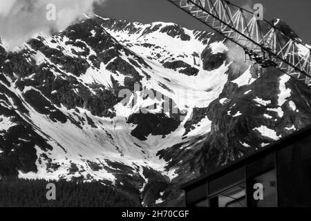 Blick auf den Gipfel des Hintertuxer Gletschers, Zillertal, Österreich, in schwarz-weiß Stockfoto