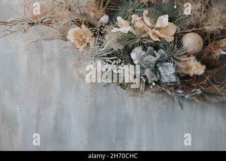 Wandgestaltung zu Weihnachten. Weihnachtskranz im rustikalen Stil. Stockfoto