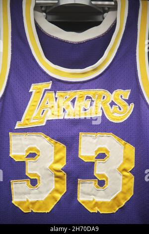 Das Los Angeles Lakers Number 33 Shirt, Trikot getragen von Earvin Magic Johnson. Im NBA Basketball Hall of Fame Museum. In Springfield, Massachusetts. Stockfoto