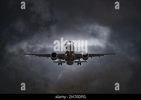 Das Flugzeug landete fast auf der Startbahn. Motorhitze hinter dem Flugzeug. Stockfoto