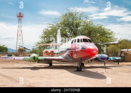 Privatjet mit schillernden Grafiken im Pima Air & Space Museum Stockfoto