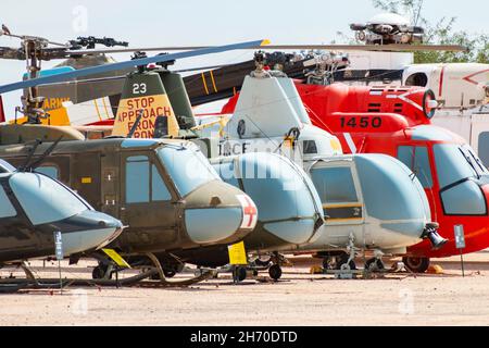 Reihe von stillgelegten Bell- und Sikorsky-Militärhubschraubern im Pima Air & Space Museum Stockfoto