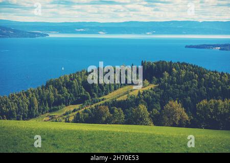 Blick auf einen schönen See Mjosa in der Stadt Gjovik im Sommer. Norwegen, Europa Stockfoto