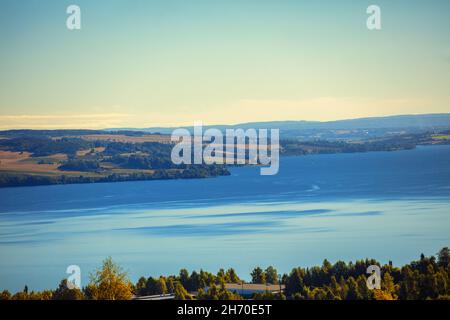 Blick auf einen schönen See Mjosa in der Stadt Gjovik im Sommer. Norwegen, Europa Stockfoto