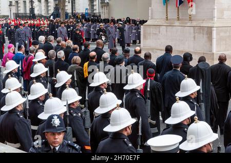 Der Cenotaph National Service of Remembrance, der am Gedenktag um 11:00 Uhr stattfindet. Die Königin, Königin Elizabeth II, Royals und Soldaten Stockfoto