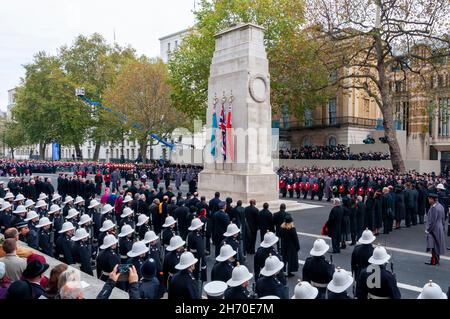 Der Cenotaph National Service of Remembrance, der am Gedenktag um 11:00 Uhr stattfindet. Die Königin legte einen Kranz, wobei die Soldaten der Royal Marines bewachten Stockfoto