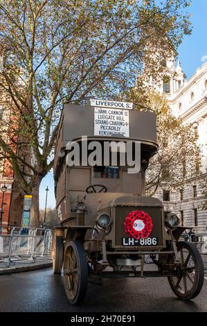 Großer Doppeldeckerbus vom Typ LGOC B mit Zielkarte zur Liverpool Street in Westminster, London, vor der Veranstaltung am Remembrance Sunday Stockfoto