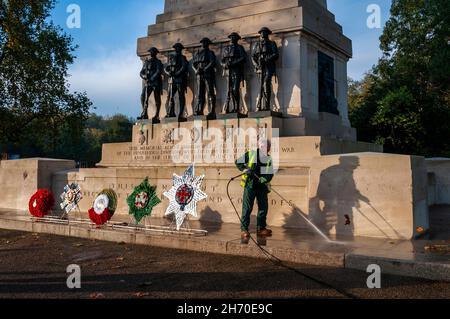 Arbeiter beim Reinigen des Guards Memorial, Guards Division war Memorial, in Horse Guards, Westminster, London, Großbritannien, Am Morgen der Erinnerung Sonntag Stockfoto