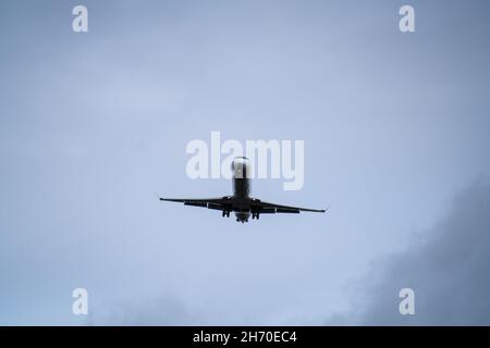 Das Flugzeug landete fast auf der Startbahn. Motorhitze hinter dem Flugzeug. Stockfoto