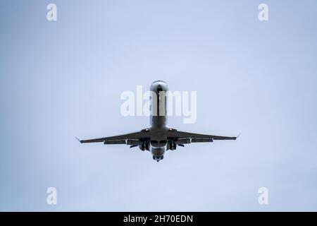 Das Flugzeug landete fast auf der Startbahn. Motorhitze hinter dem Flugzeug. Stockfoto