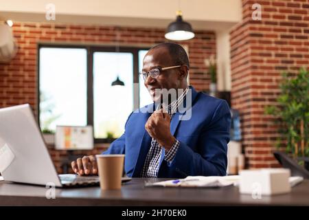 Unternehmer klatschen mit der Faust, um geschäftliche Erfolge im Startup Office zu feiern. Glückliche Person glücklich und zufrieden nach Marketing Sieg und Leistung für den Unternehmenserfolg. Stockfoto