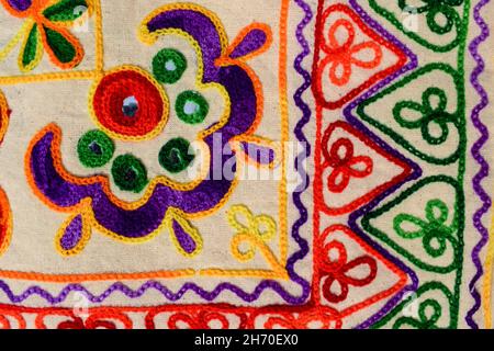 Schöne Stickerei mehrfarbige handgefertigte Fadenarbeit mit Spiegelarbeit aus Kutch Bezirk bhuj genannt Kutchi Stickerei. Stickerei Arbeit backdro Stockfoto