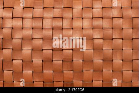 Strukturierte Oberfläche aus natürlichem, glattem braunem Leder mit symmetrischem Muster als abstraktem Hintergrund Stockfoto