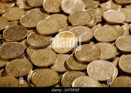 Weicher Fokus auf 50-Cent-Euro-Münzen aus der Nähe, die in einem Haufen im Banklager abgelegt werden Stockfoto