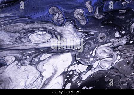 Abstrakte flüssige Kunst Hintergrund marineblau und grau Farben. Flüssiger Marmor. Acrylmalerei auf Leinwand mit weißem Farbverlauf und Spritzer. Alkohol Tinte backdro Stockfoto