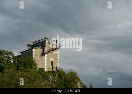 Lugano, Schweiz - Oktober 6th 2021: Blick auf den Gipfel des Monte San Salvatore mit der Kapelle als Aussichtspunkt Stockfoto