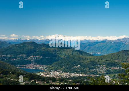 Lugano, Schweiz - Oktober 6th 2021: Blick vom Monte San Salvatore auf das imposante Monte Rosa-Massiv. Stockfoto