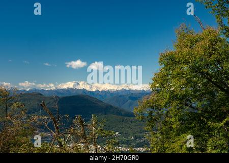 Lugano, Schweiz - Oktober 6th 2021: Blick vom Monte San Salvatore auf das imposante Monte Rosa-Massiv. Stockfoto