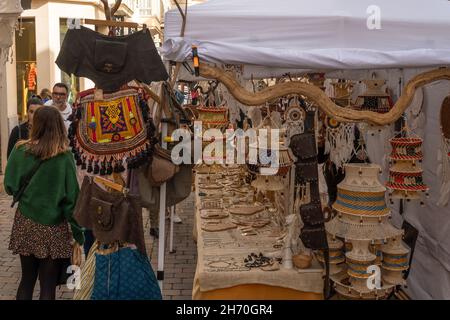 Porreres, Spanien; 31 2021. oktober: Alljährliche Herbstmesse in der mallorquinischen Stadt Porreres, die am 31. Oktober stattfindet. Allgemeine Ansicht der Touristen auf der Hauptstraße Stockfoto