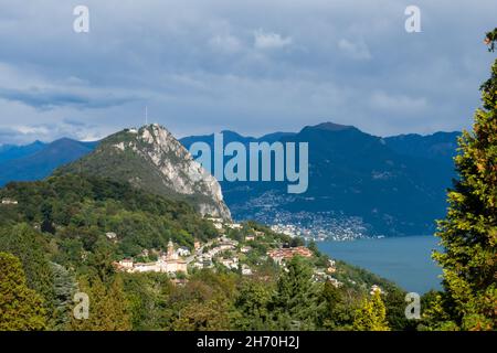 Lugano, Schweiz - Oktober 6th 2021: Blick auf den Gipfel des Monte San Salvatore und die Stadt im Hintergrund Stockfoto