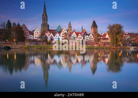 Ulm, Deutsch. Stadtbild der Altstadt Ulm, Deutschland mit dem Ulmer Münster, der höchsten Kirche der Welt und Spiegelbild der Stadt in der Donau AT Stockfoto