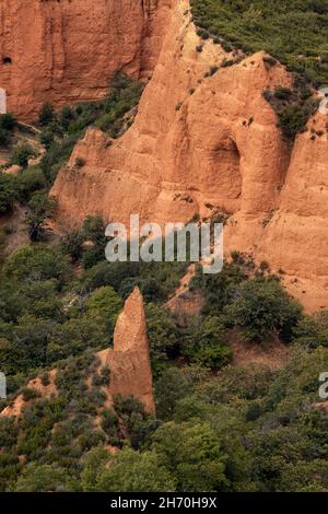 Römische antike Goldminen der Medulas im Herbst mit dem Kastanienwald, der seit Orellan Lookout, Castil, zum Weltkulturerbe der UNESCO gehört Stockfoto