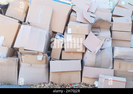 Karton und Altpapier werden gesammelt und für das Recycling in der Stadt verpackt. Stapel aus Pappe sortiert nach Recycling. Stockfoto