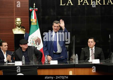 Nicht exklusiv: MEXIKO-STADT, MEXIKO - 18. NOVEMBER 2021: Mauricio Sulaimán, Präsident des World Boxing Council (WBC), grüßt während der Anerkennung c Stockfoto