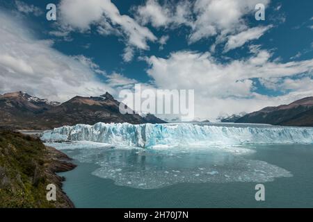 Eisbrocken vom Rand des Perito-Moreno-Gletschers kalben in den See Stockfoto